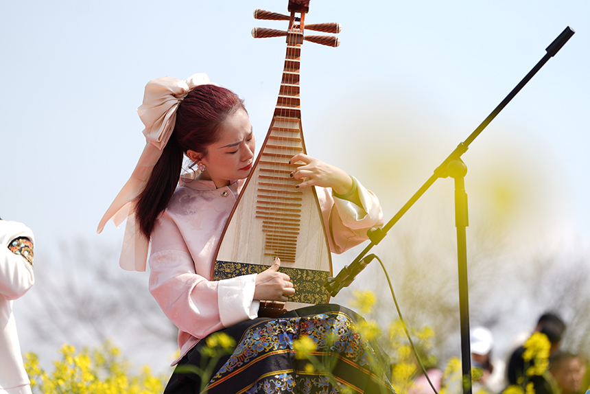 活動現場，貴陽本土樂隊為游客演奏音樂。 王平亮攝