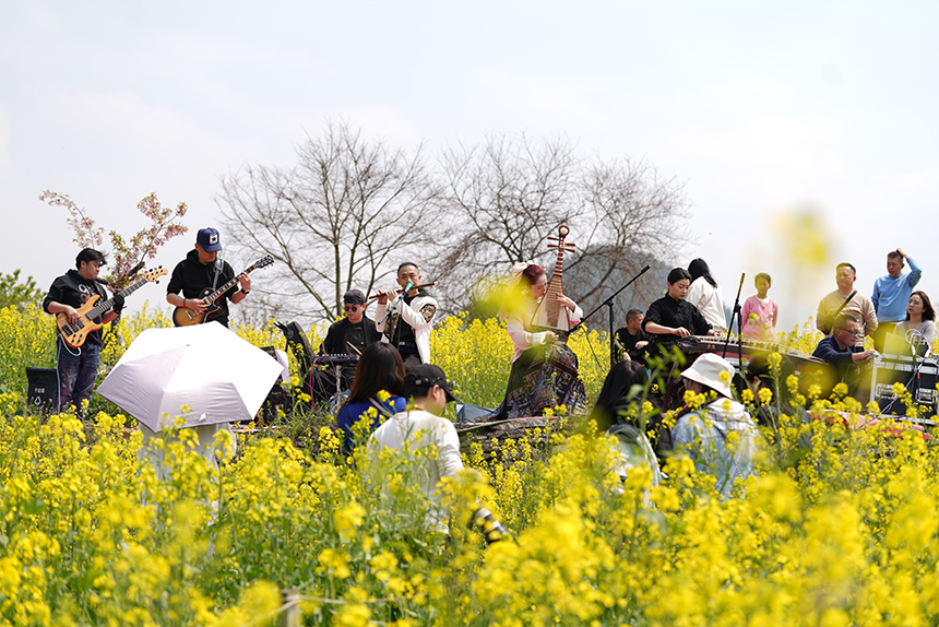 活動現場，貴陽本土樂隊為游客演奏音樂。 王平亮攝
