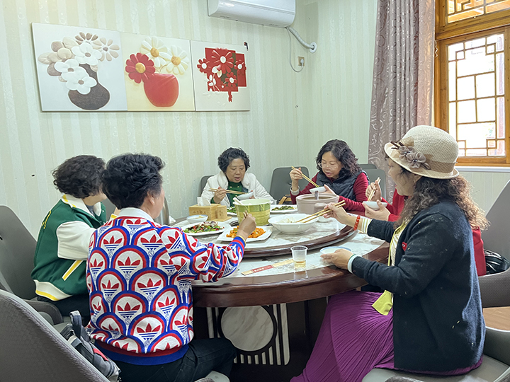 7、游客們在花田旁的農家樂就餐。