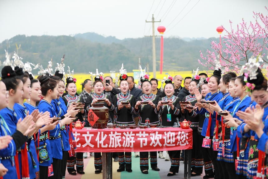 攔門酒。楊家孟攝