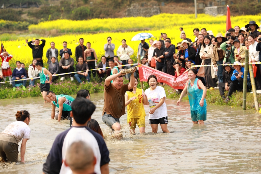 趣味捉魚、抓鴨比賽活動現場。楊家孟攝