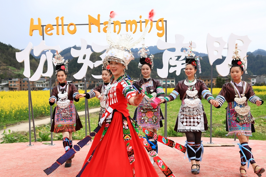 演員們在表演。楊家孟攝