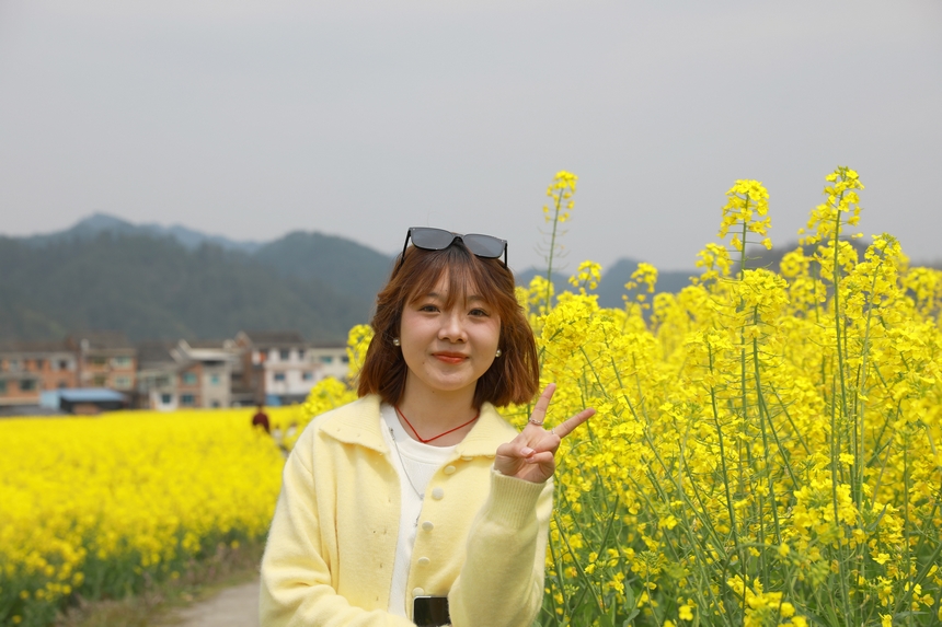 游客龍女士在打卡拍照。楊家孟攝