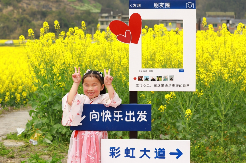 游客拍照打卡。楊家孟攝