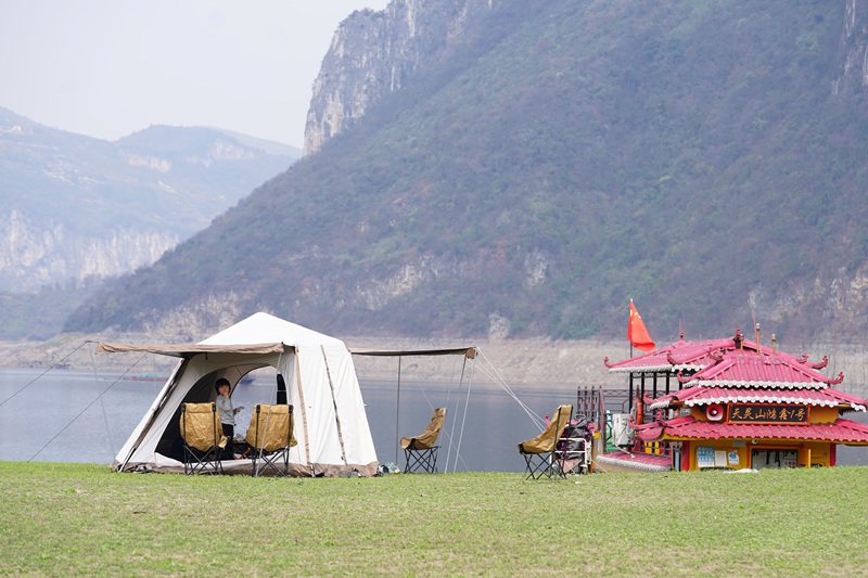 金沙縣化覺鎮前順村烏江百里畫廊，露營的帳篷依江而立。吳艷禹攝