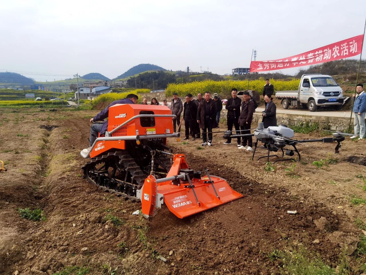 圖為讓農戶體驗農機在田間操作。