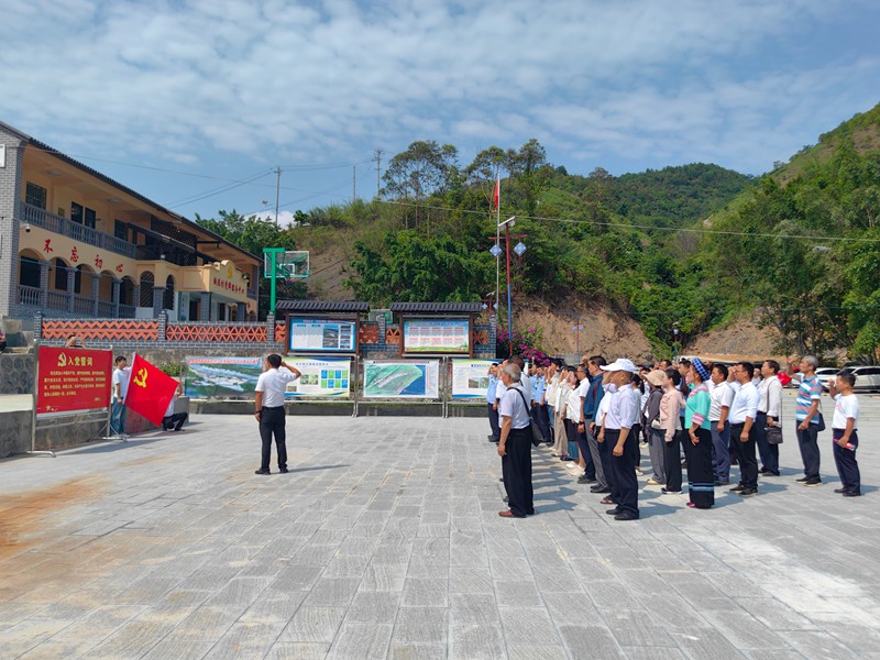 圖為在板陳村紅色教育基地共同開展主題黨日活動。