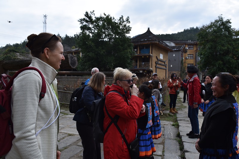 圖為德國游客品嘗醇香糯米酒。