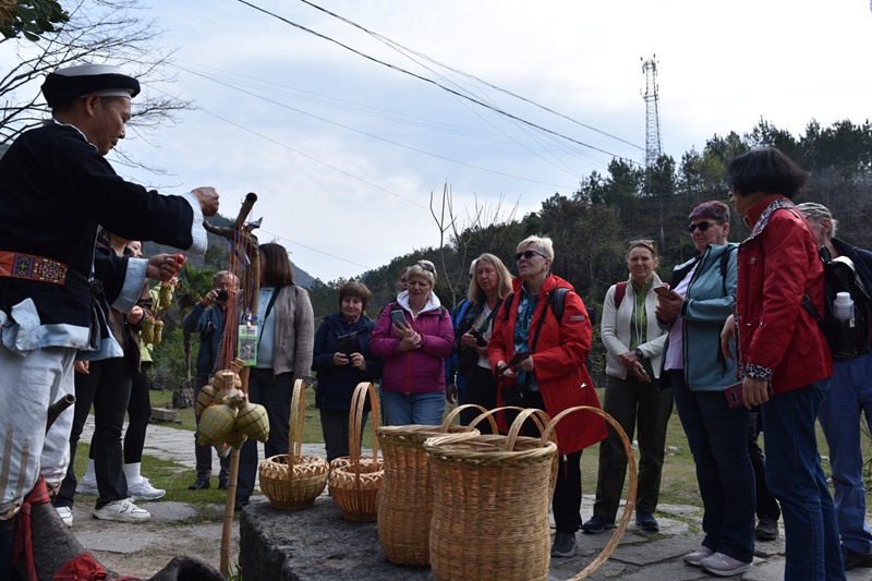 圖為德國游客認真了解瑤族文化。