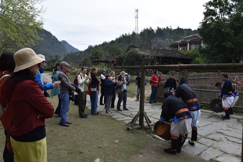 圖為體驗瑤族歡迎儀式。