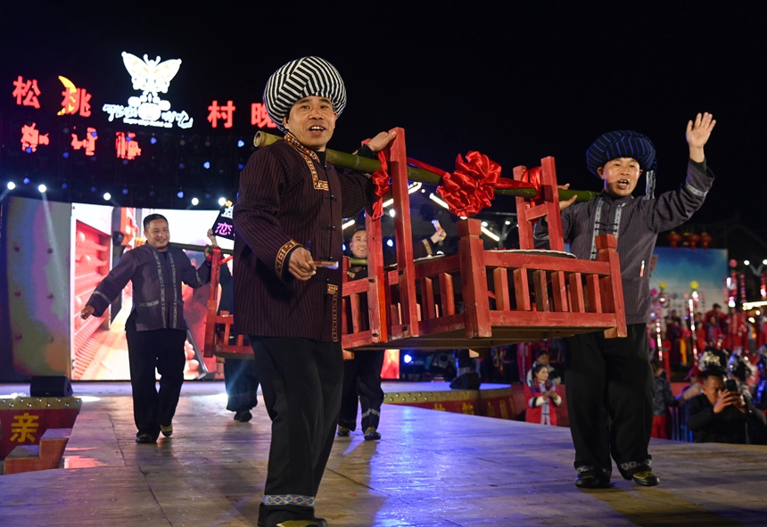 3月29日，在松桃村晚舞臺上，盤信鎮的村民在展示農特產品。