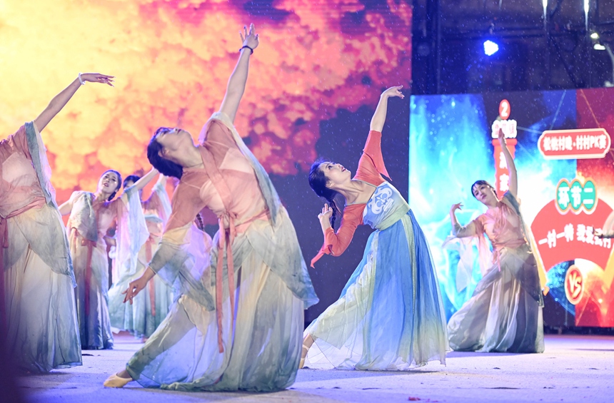 3月29日，在松桃村晚舞臺上，烏羅鎮的村民在表演節目。