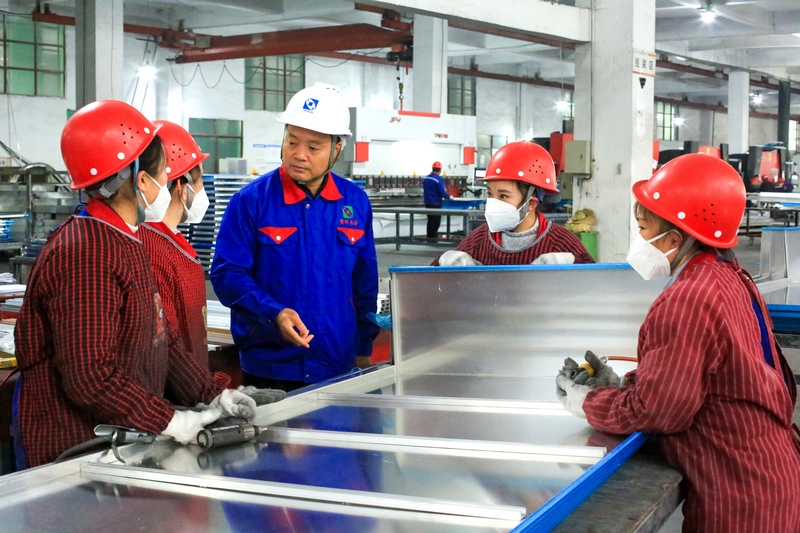 播州區“百千萬”創業人才張邦權，在貴州正合鋁業公司生產一線指導工人生產.。