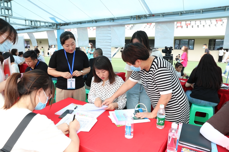 播州區赴西北大學開展招才引才活動。