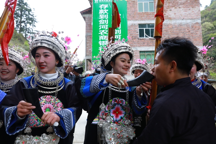 2當地群眾正在舉行攔門酒儀式。潘文攝 .JPG