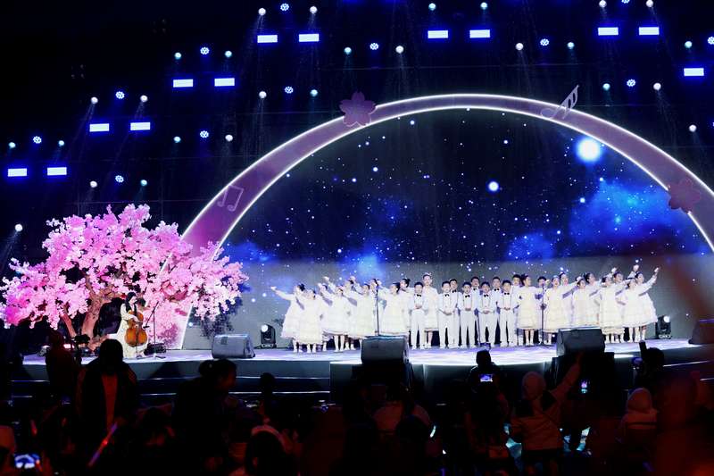 2025中國-東盟教育交流周“愛樂之城·和世界握手”國際青年春日音樂會在貴安奏響。