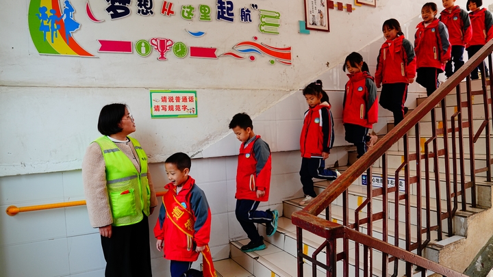 老師帶領同學學習上下樓梯靠右走（羅崢銘 攝）.JPG