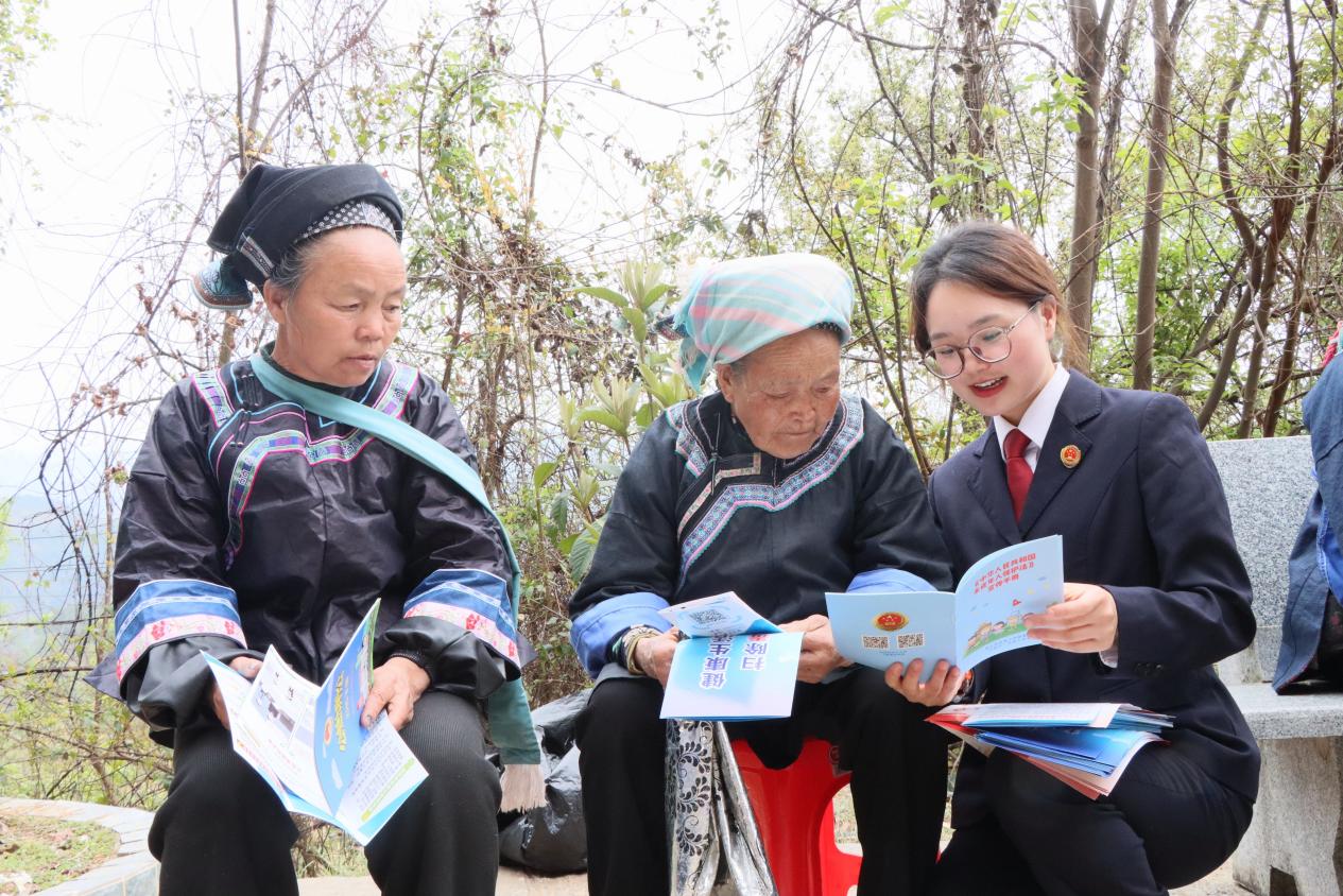 檢察干警向群眾發放宣傳手冊。