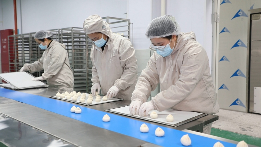 車間工人正在有條不紊地工作。李昌焯攝