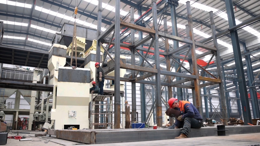 工人們正緊鑼密鼓安裝電熔爐等設備。張安俊攝