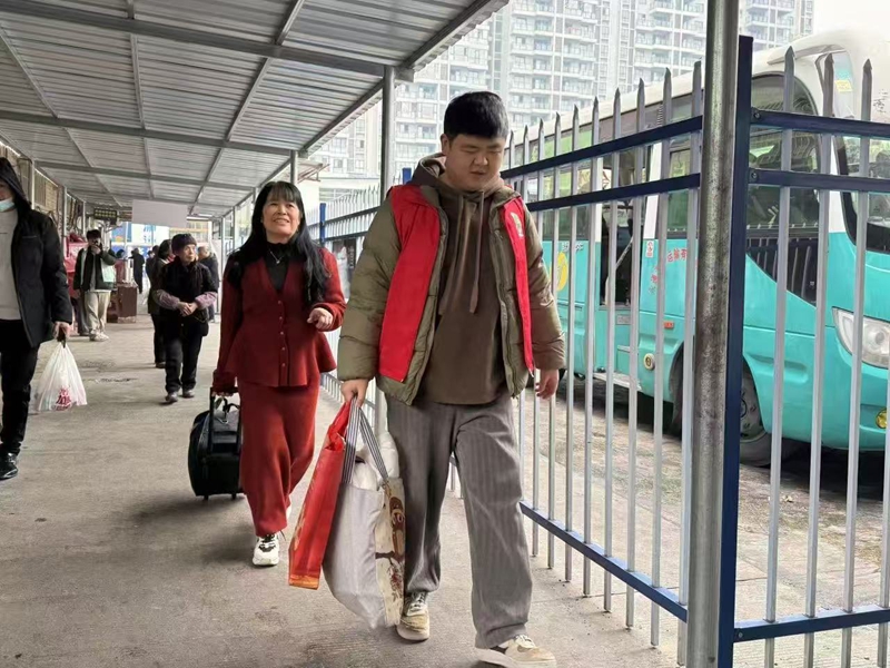 余杰（右一）幫旅客提行李。受訪者供圖