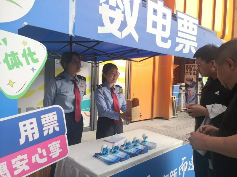 圖片2從“紙質”到“云端”貴陽云巖稅務持續做好數電票推廣工作