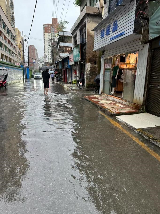 平壩區文明路改造前。