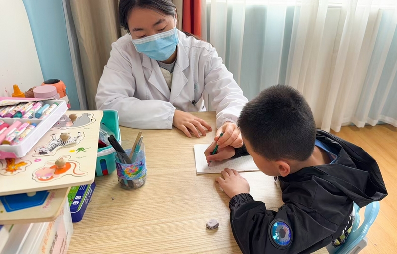 給孩子做康復訓練。