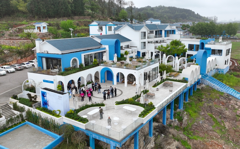 韓國客人在藍白小寨參觀考察。