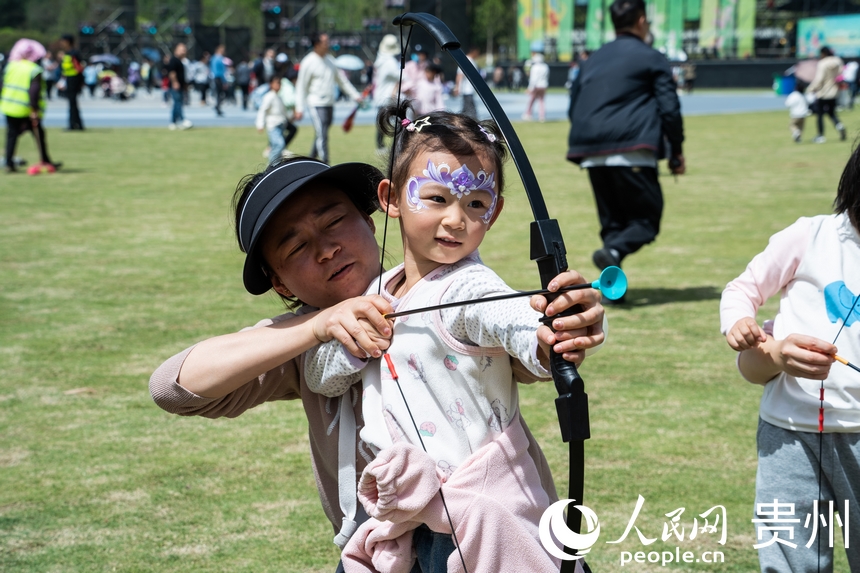 2025年民族大聯歡·春游活動舉行。人民網 陽茜攝