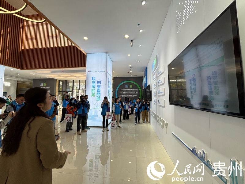媒體團走進貴州科學城。人民網記者 高華攝