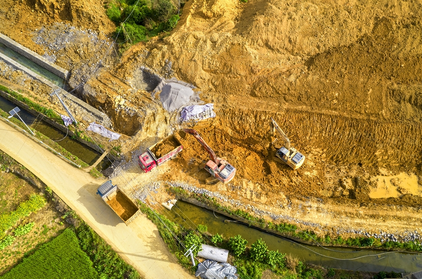 工人在貴州省黔西市水西街道農業灌區建設水利工程。