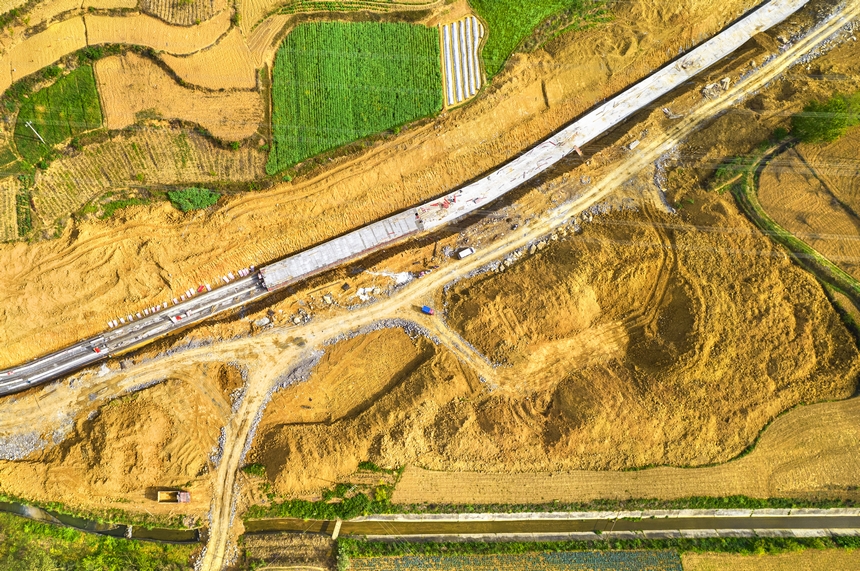 工人在貴州省黔西市水西街道農業灌區建設水利工程。