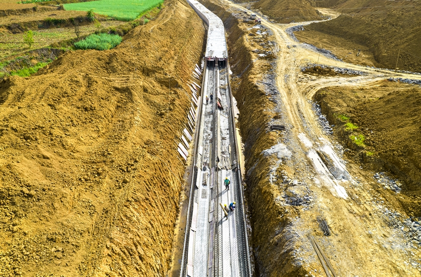 工人在貴州省黔西市水西街道農業灌區建設水利工程。