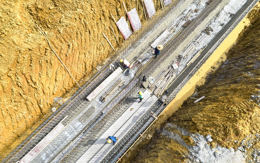 工人在貴州省黔西市水西街道農業灌區建設水利工程。