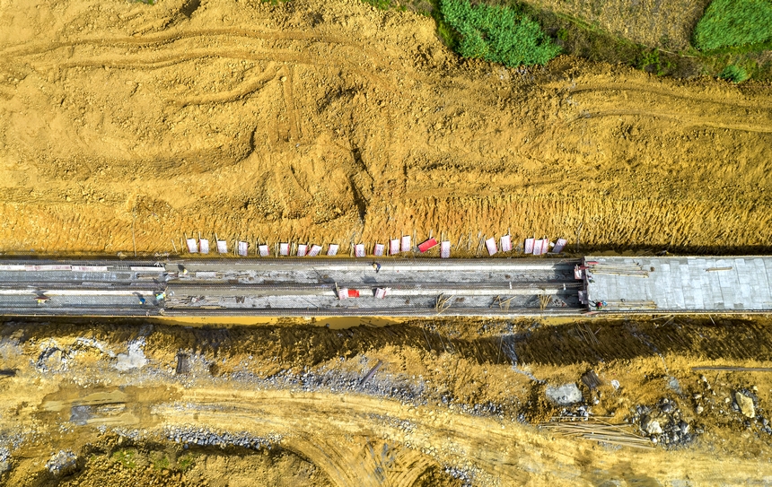 工人在貴州省黔西市水西街道農業灌區建設水利工程。