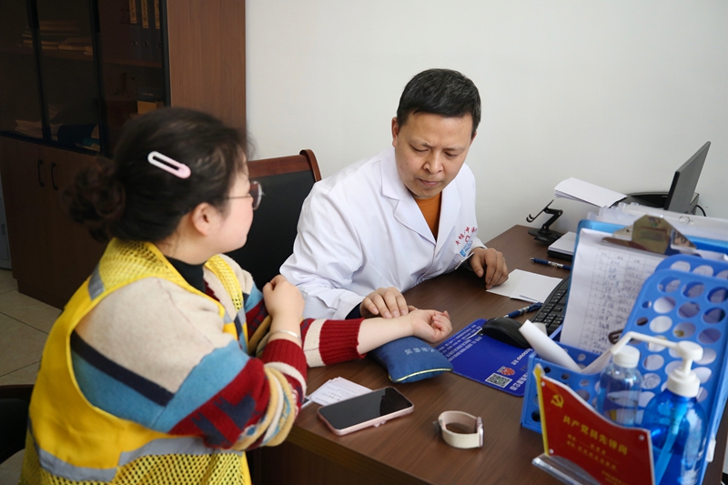 平壩區中醫院專家正把脈問診。