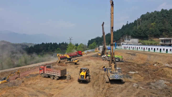 大型機械正在緊張作業。謝永奇 攝.JPG