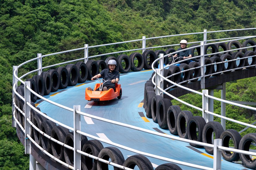 景區內，游客體驗滑板車。王平亮攝