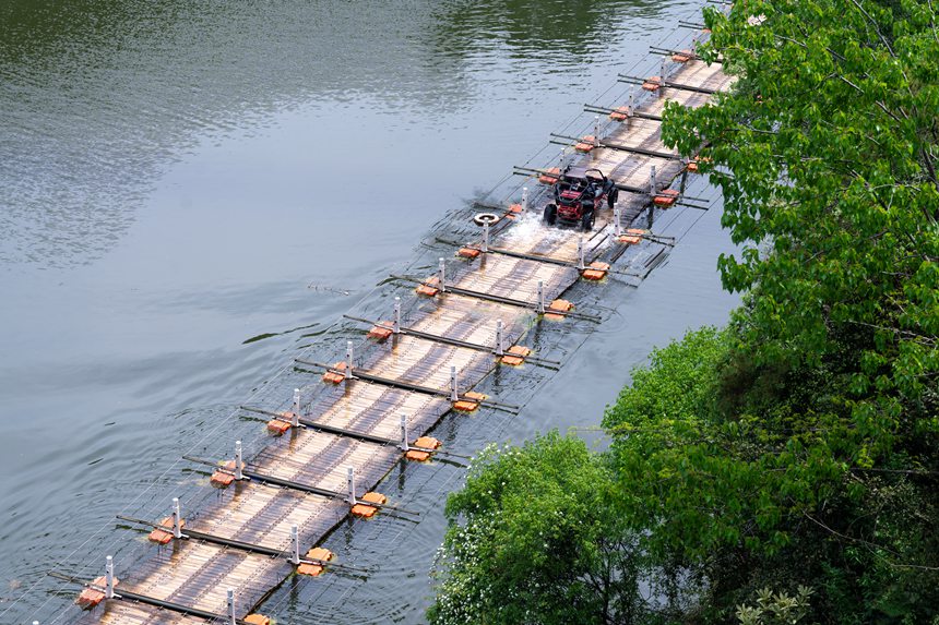 游客在景區內體驗越野卡丁車。王平亮攝