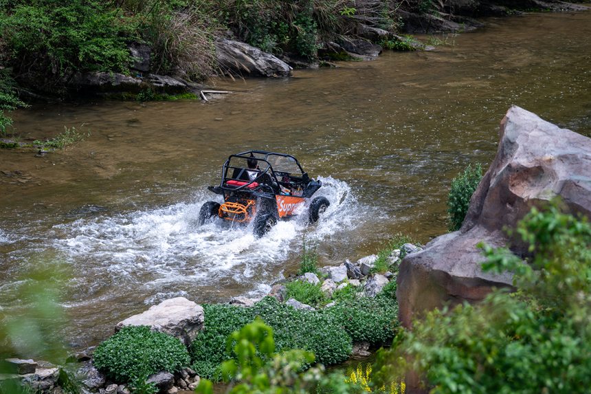 游客在景區內體驗越野卡丁車。王平亮攝