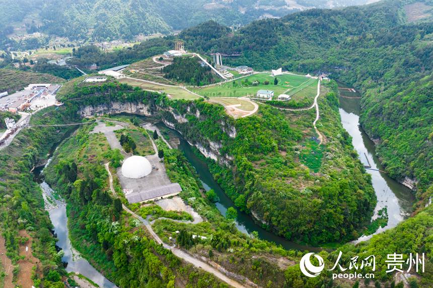 航拍黔西市中建鄉羊駝小鎮景區。人民網記者 涂敏攝