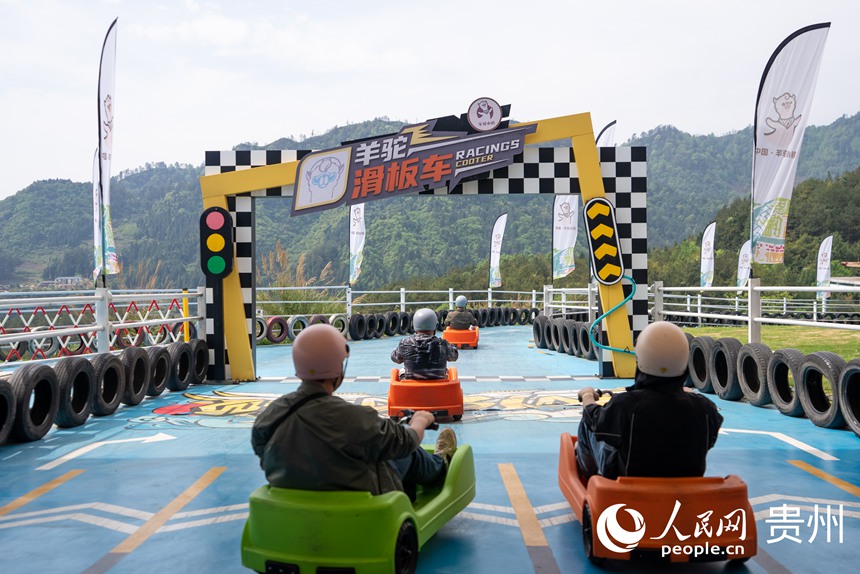 景區內，游客體驗滑板車。人民網記者 涂敏攝
