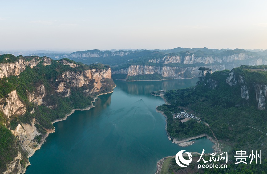 航拍貴州省畢節黔西市新仁苗族鄉化屋村。人民網記者 涂敏攝