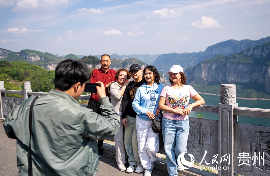 游客在化屋村觀景臺打卡拍照。人民網記者 涂敏攝