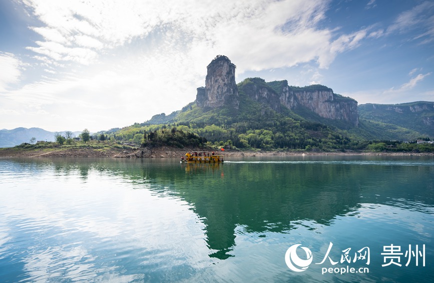 穿行于烏江江面的游船。人民網記者 涂敏攝