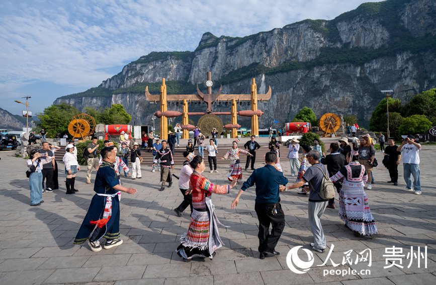 當地村民和游客一起跳舞。人民網記者 涂敏攝