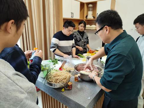 輔導員與同學們在“一站式”社區舉行勞動活動。