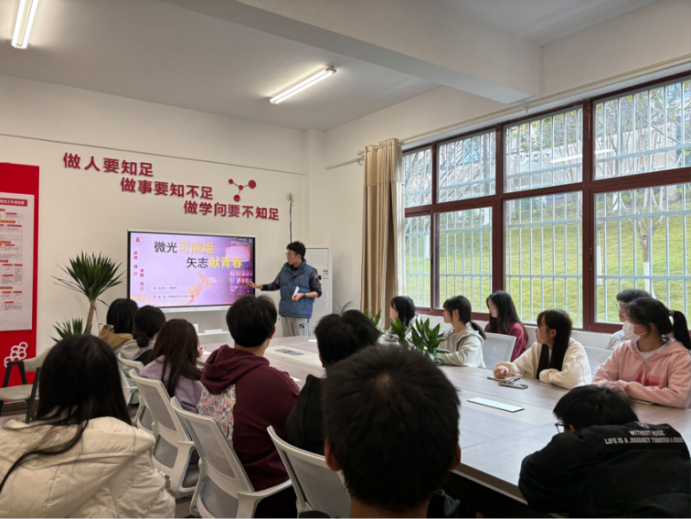 省級優秀學生干部在“一站式”社區分享經驗。