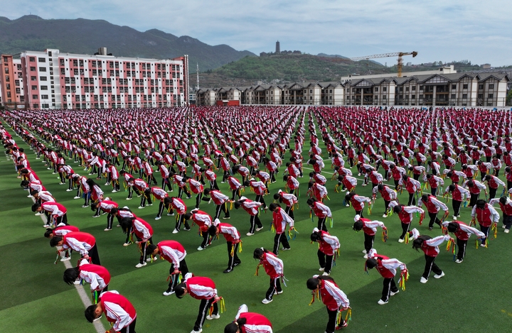 赫章一中阿西里西課間操。陳春志 攝.JPG